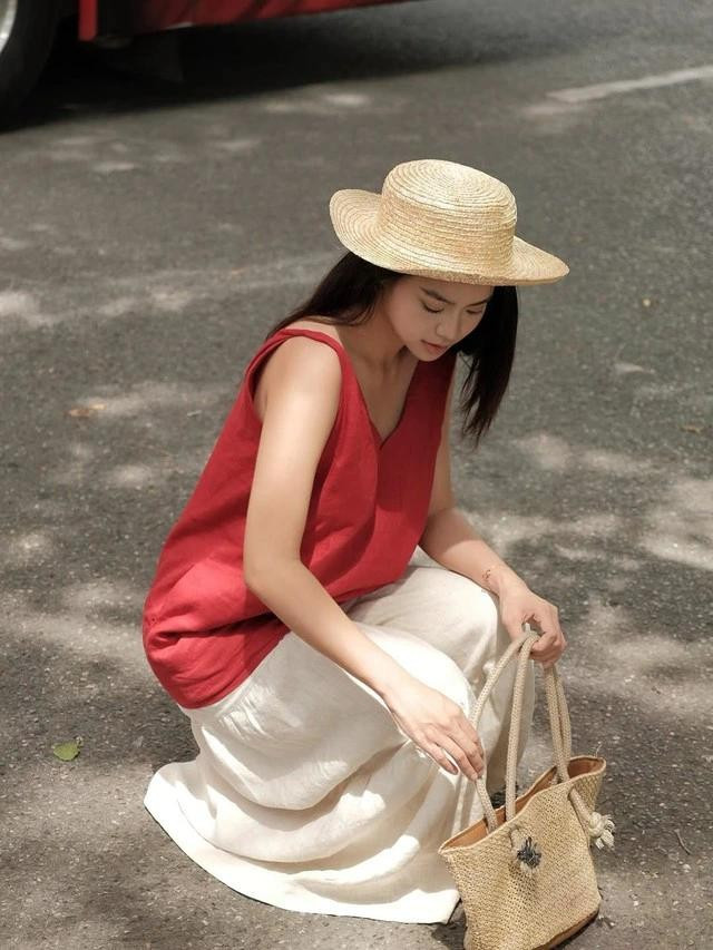 Không cần đến sự cầu kỳ phức tạp, thời trang linen với những bản phối ngẫu hứng từ áo và chân váy đều có thể mang đến diện mạo hài hòa, cuốn hút cho quý cô