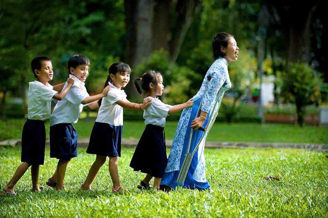 Cô Trần Ngọc Điệp - ngọn nến dẫn đường cho học trò khiếm thị Cô Trần Ngọc Điệp - ngọn nến dẫn đường cho học trò khiếm thị
