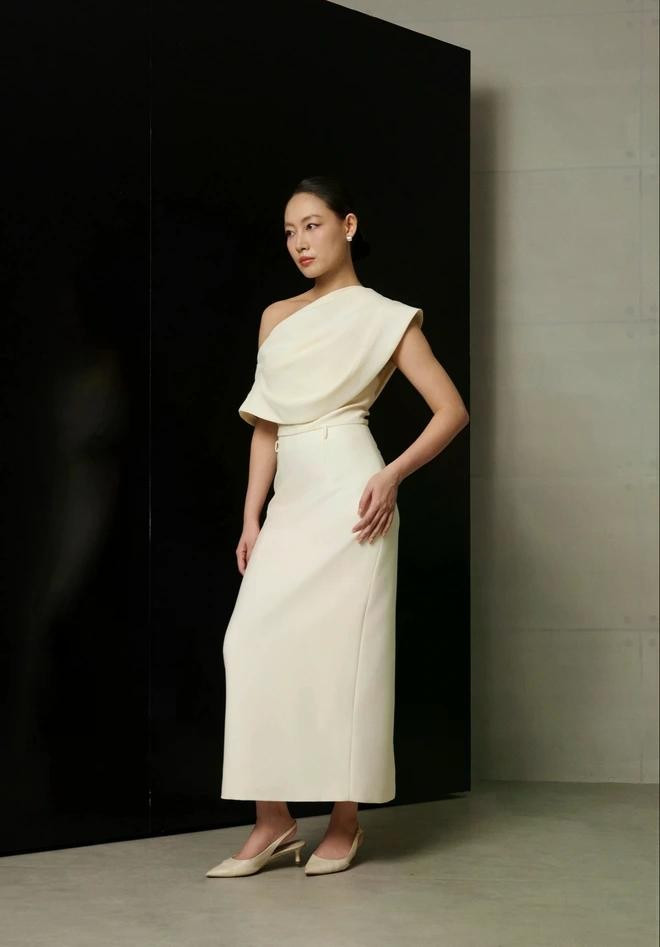 Chi tiết lệch vai, cổ lệch tuy nhẹ nhàng nhưng có thể tạo nên những dấu ấn đáng nhớ cho quý cô. Bảng màu đơn sắc, cổ điển này cực kỳ bền bỉ và không bao giờ sợ lỗi mốt