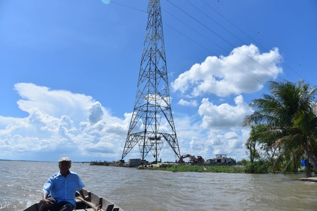 Cồn Hô (Trà Vinh) sạt lở nghiêm trọng. Trong ảnh: Cột điện 500kW trơ giữa sông Cổ Chiên. Cồn Hô (Trà Vinh) sạt lở nghiêm trọng. Trong ảnh: Cột điện 500kW trơ giữa sông Cổ Chiên.