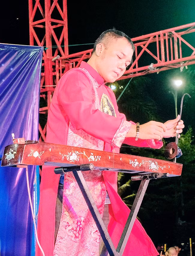Nghệ sĩ Trần Quang Hiếu biểu diễn độc tấu đàn bầu. Ảnh: NGỌC NHUẬN