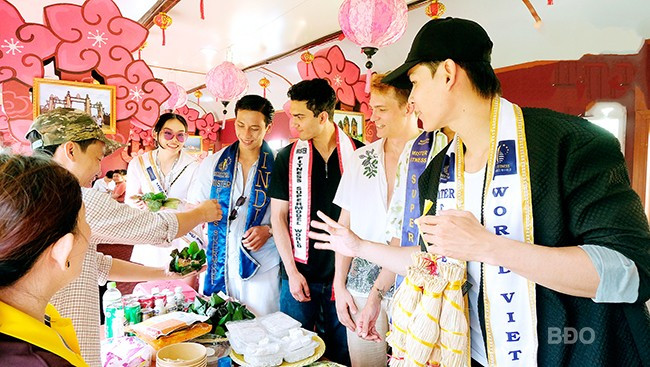 Cùng nhau trải nghiệm ẩm thực Bình Định trên tàu hỏa du lịch. Ảnh: ĐOAN NGỌC Cùng nhau trải nghiệm ẩm thực Bình Định trên tàu hỏa du lịch. Ảnh: ĐOAN NGỌC