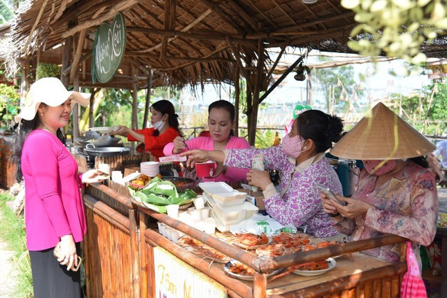 Khách du lịch trải nghiệm Chợ Quê Tân Thuận Đông, tỉnh Đồng Tháp. Ảnh: Hòa Hội. Khách du lịch trải nghiệm Chợ Quê Tân Thuận Đông, tỉnh Đồng Tháp. Ảnh: Hòa Hội.