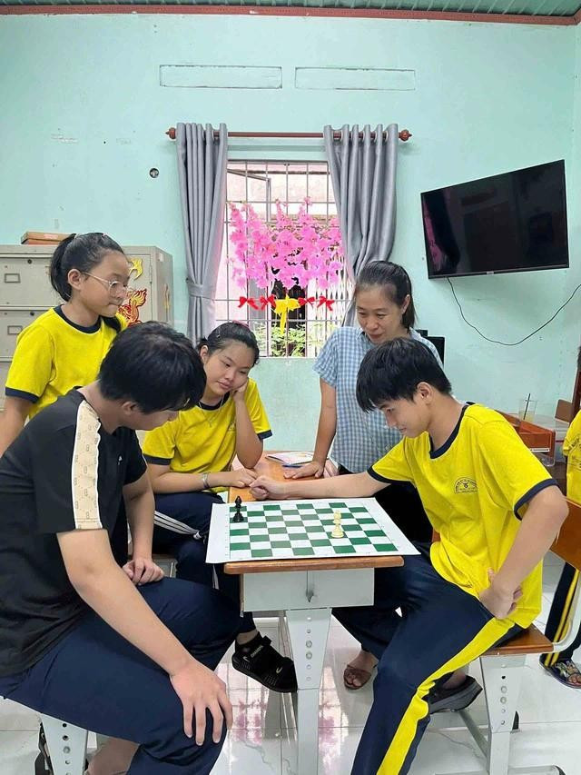 Không chỉ gieo chữ, cô Điệp còn dẫn dắt những học sinh đặc biệt chơi cờ Không chỉ gieo chữ, cô Điệp còn dẫn dắt những học sinh đặc biệt chơi cờ