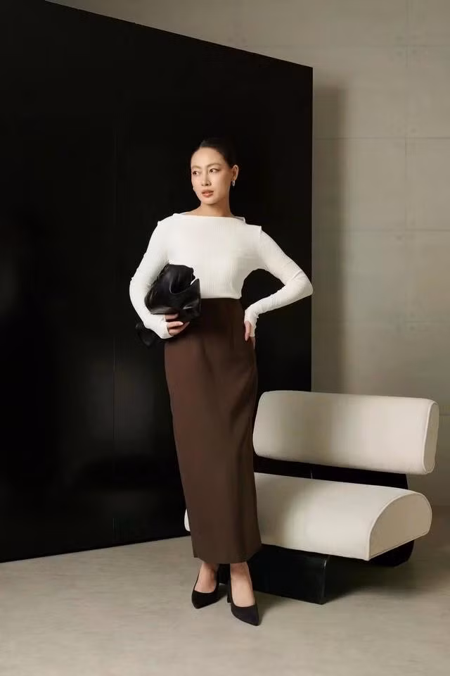 Áo kiểu tay dài dáng ôm nhẹ phối cùng chân váy midi dành cho ngày làm việc cuối tuần