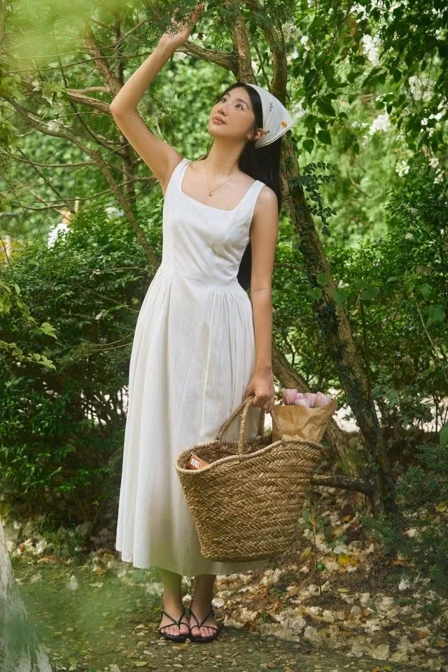 Dành cho những ngày hè oi ả, khi rời xa công việc và những bộn bề lo âu chính là kiểu váy tối giản nhẹ nhàng từ cotton, linen