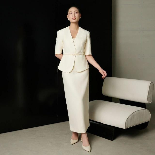 Mùa hè, hãy diện set vest ngắn tay và váy dài gam màu cream dịu nhẹ để có được cảm giác thoáng mát, nhẹ nhàng mà vẫn nổi bật