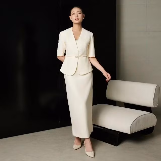 Mùa hè, hãy diện set vest ngắn tay và váy dài gam màu cream dịu nhẹ để có được cảm giác thoáng mát, nhẹ nhàng mà vẫn nổi bật