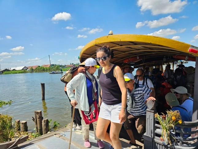 Khách du lịch đến tham quan tại Cồn Sơn, thành phố Cần Thơ. Ảnh: Hòa Hội. Khách du lịch đến tham quan tại Cồn Sơn, thành phố Cần Thơ. Ảnh: Hòa Hội.