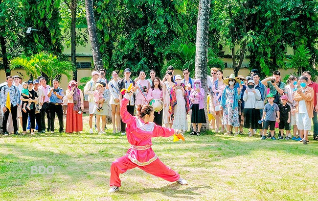 Xem biểu diễn võ cổ truyền Bình Định tại tháp Đôi. Ảnh: ĐOAN NGỌC viewimage-3.jpg