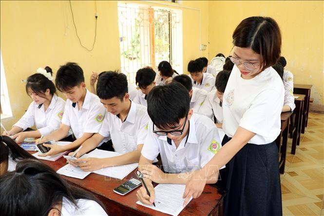Giáo viên trường THPT Trực Ninh (Trực Ninh, Nam Định) hướng dẫn học sinh ôn tập. Ảnh minh họa: Nguyễn Lành/TTXVN Giáo viên trường THPT Trực Ninh (Trực Ninh, Nam Định) hướng dẫn học sinh ôn tập. Ảnh minh họa: Nguyễn Lành/TTXVN