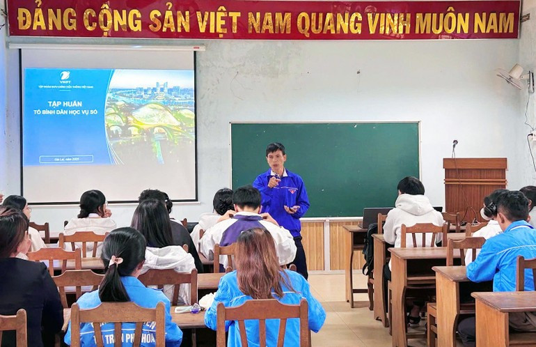 Quang cảnh một lớp tập huấn "Bình dân học vụ số" do tổ chức Đoàn Thanh niên ở cơ sở triển khai. Quang cảnh một lớp tập huấn "Bình dân học vụ số" do tổ chức Đoàn Thanh niên ở cơ sở triển khai.