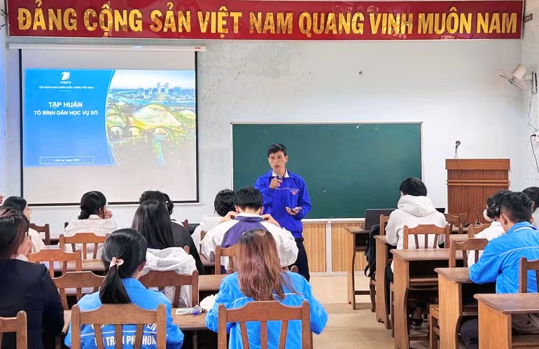 Quang cảnh một lớp tập huấn "Bình dân học vụ số" do tổ chức Đoàn Thanh niên ở cơ sở triển khai.