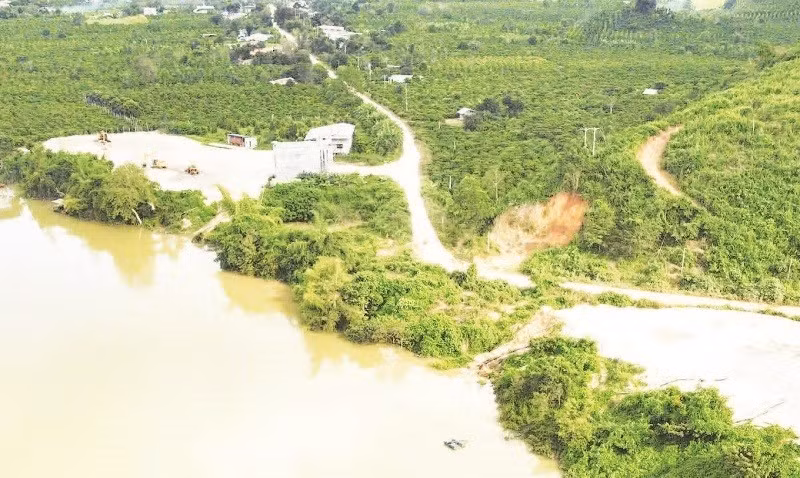 Các đơn vị được cấp phép khai thác cát trên sông Krông Nô, thuộc huyện Krông Nô, tỉnh Đắk Nông đồng loạt dừng khai thác nên nguồn cung bị gián đoạn.