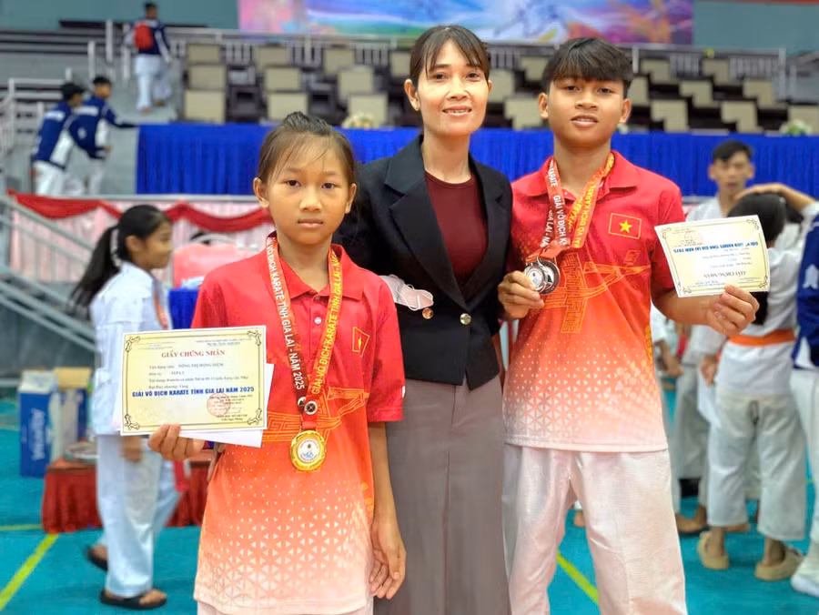 em-nong-duc-sang-va-nong-thi-hong-diem-tham-gia-giai-vo-dich-karate-tinh-gia-lai-nam-2025-anh-rh.jpg