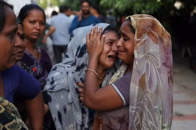 Người nhà nạn nhân khi biết tin vụ rơi máy bay