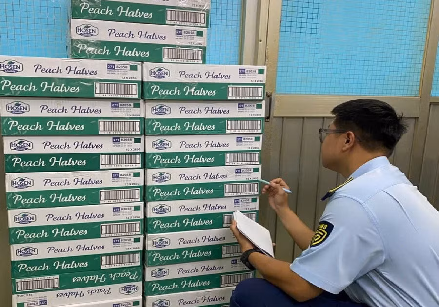 Đội QLTT số 6 đang kiểm đếm hàng hóa vi phạm để thu giữ. Ảnh: Chi cục QLTT TP Hồ Chí Minh