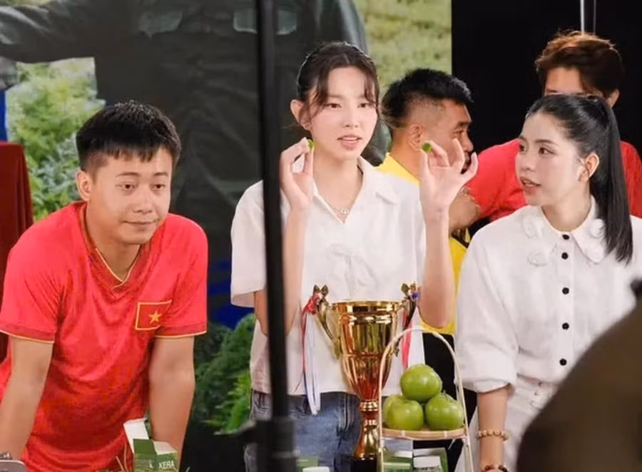 Hoa hậu Thùy Tiên trong một phiên livestream kẹo rau Kera. Ảnh: Chụp màn hình