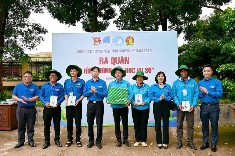 Các Bí thư Trung ương Đoàn và Chủ tịch Hội Sinh viên Việt Nam Nguyễn Minh Triết (thứ 4 từ trái sang) trao kinh phí, vật phẩm hỗ trợ các đội hình "Bình dân học vụ số". Các Bí thư Trung ương Đoàn và Chủ tịch Hội Sinh viên Việt Nam Nguyễn Minh Triết (thứ 4 từ trái sang) trao kinh phí, vật phẩm hỗ trợ các đội hình "Bình dân học vụ số".