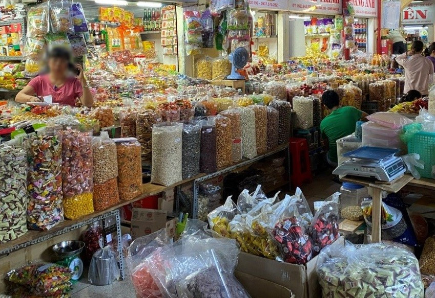 Một số gian hàng bày bán quả đào ngâm đóng hộp hiệu HOSEN QUALITY giả được phát hiện tại chợ Bình Tây, Quận 6. Ảnh: Chi cục QLTT TP Hồ Chí Minh Một số gian hàng bày bán quả đào ngâm đóng hộp hiệu HOSEN QUALITY giả được phát hiện tại chợ Bình Tây, Quận 6. Ảnh: Chi cục QLTT TP Hồ Chí Minh