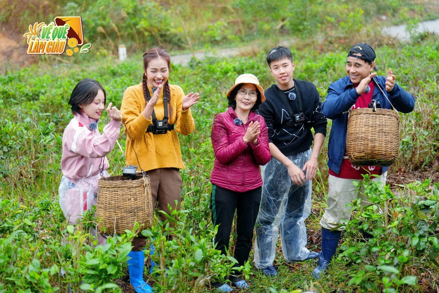 Dàn nghệ sĩ về Quảng Ninh quảng bá đặc sản địa phương như: trà, nước mắm, ruốc, chà bông, mực khô, bột sá sùng... Dàn nghệ sĩ về Quảng Ninh quảng bá đặc sản địa phương như: trà, nước mắm, ruốc, chà bông, mực khô, bột sá sùng...