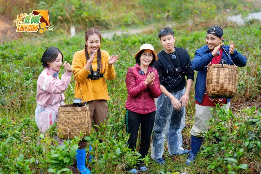 Dàn nghệ sĩ về Quảng Ninh quảng bá đặc sản địa phương như: trà, nước mắm, ruốc, chà bông, mực khô, bột sá sùng...