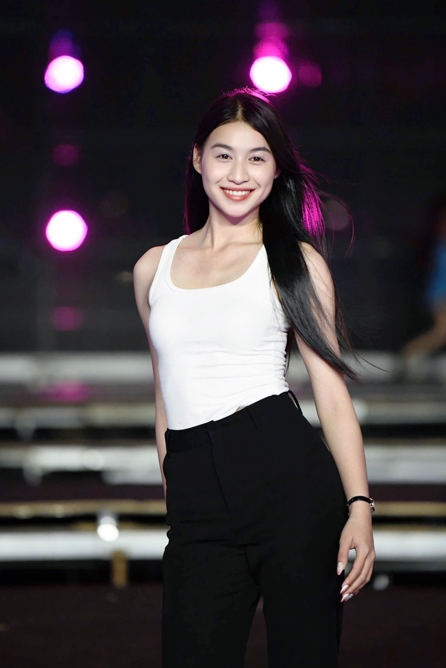 Cô gái Huế Phạm Thị Thanh Xuân được nhiều khán giả quê nhà có mặt trên khán đài cổ vũ nồng nhiệt mỗi khi bước ra sân khấu.