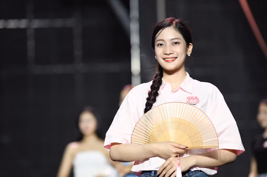 Do thời tiết nắng nóng ở Huế nên các thí sinh bắt đầu tập luyện từ chiều 25/6. Dù chỉ có thời gian ngắn ngủi ráp sân khấu, dàn đội hình nhưng 25 thí sinh nhanh chóng bắt nhịp và thể hiện sự tự tin.