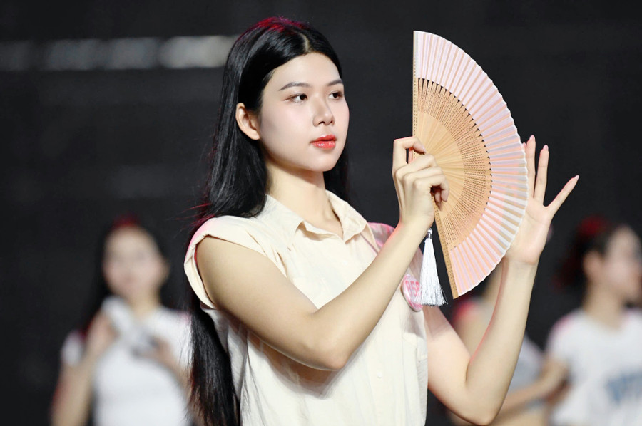 Họ thể hiện các động tác nhuần nhuyễn trên sân khấu.