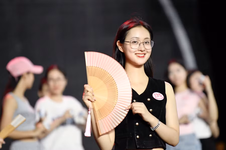 Các cô gái thể hiện sự hào hứng, phấn khích khi lần đầu được làm quen với sân khấu nổi hoành tráng. Những ngày qua họ chăm chỉ tập luyện, chờ đợi được trình diễn trên sân khấu được đánh giá độc đáo nhất từ trước tới nay tại TP Huế.