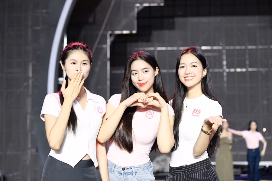 Họ vừa hồi hộp khi sắp bước vào đêm thi quan trọng nhưng cũng có chút tiếc nuối khi chuẩn bị chia tay những người bạn trong ngôi nhà chung tại Hoa hậu Việt Nam 2024.