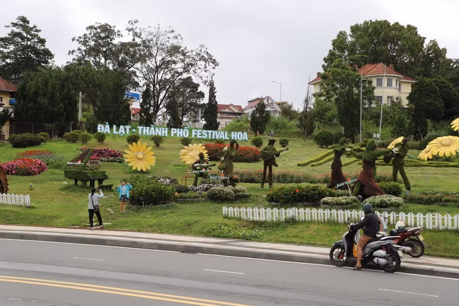 Đến với Đà Lạt, là đến với một không gian sống chậm, nơi từng đóa hoa, từng tia nắng và từng làn gió cũng trở nên đáng yêu, đáng nhớ