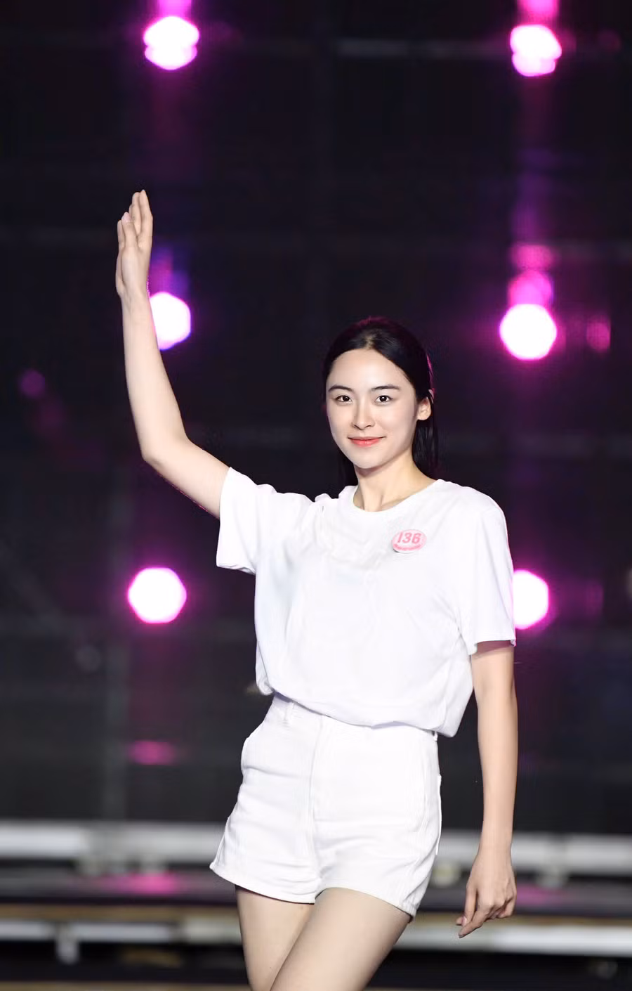 Hai thí sinh Nguyễn Phương Nhi, Nguyễn Vân Nhi tự tin thực hiện động tác bung tà khi trình diễn.