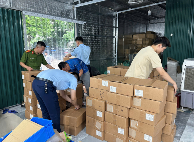 Cơ quan chức năng kiểm tra kho hàng Cty TNHH Dược mỹ phẩm Ngân Korea. Ảnh: DMS Cơ quan chức năng kiểm tra kho hàng Cty TNHH Dược mỹ phẩm Ngân Korea. Ảnh: DMS
