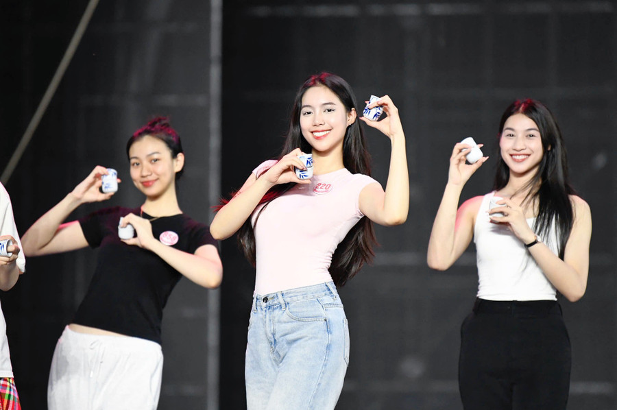 2 ngày trước chung kết Hoa hậu Việt Nam 2024, 25 thí sinh bắt đầu làm quen với sân khấu trên mặt nước sông Hương.