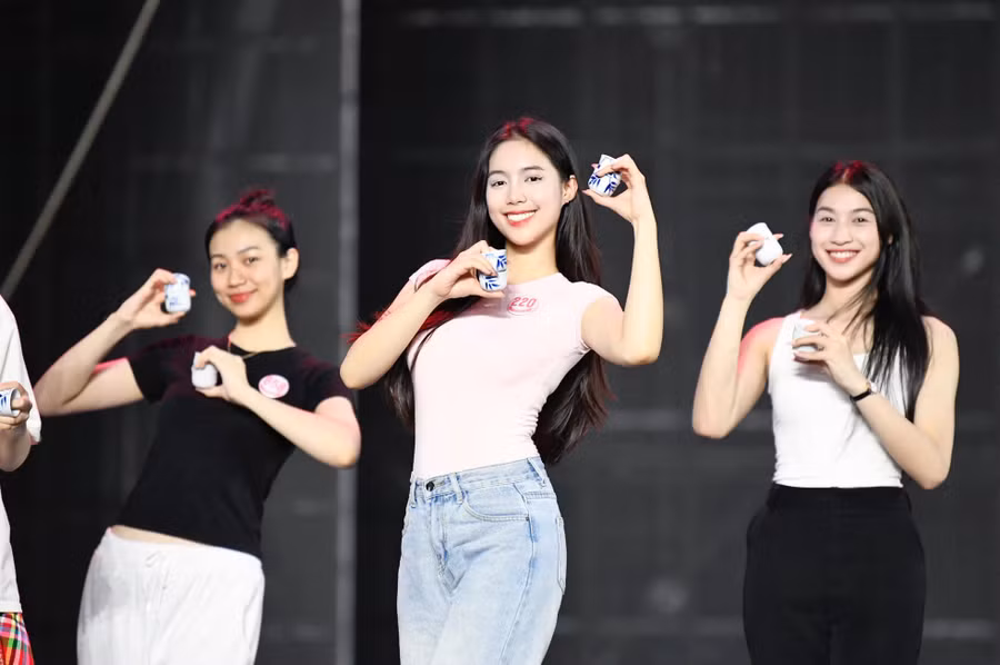 2 ngày trước chung kết Hoa hậu Việt Nam 2024, 25 thí sinh bắt đầu làm quen với sân khấu trên mặt nước sông Hương.