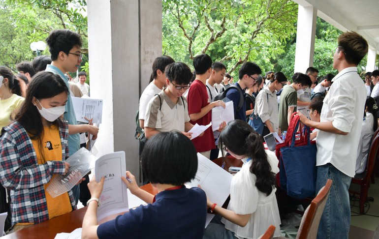 Thí sinh nộp hồ sơ hậu kiểm để xét tuyển theo hồ sơ năng lực kết hợp phỏng vấn vào Đại học Bách khoa Hà Nội. (Ảnh: HUST) Thí sinh nộp hồ sơ hậu kiểm để xét tuyển theo hồ sơ năng lực kết hợp phỏng vấn vào Đại học Bách khoa Hà Nội. (Ảnh: HUST)