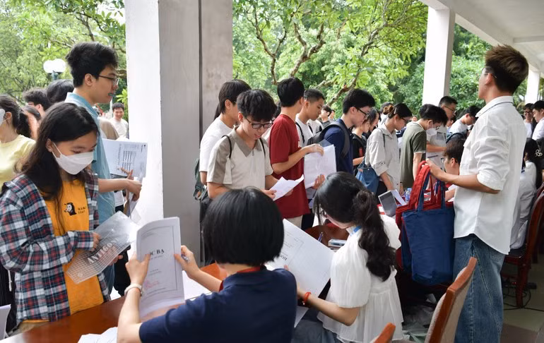 Thí sinh nộp hồ sơ hậu kiểm để xét tuyển theo hồ sơ năng lực kết hợp phỏng vấn vào Đại học Bách khoa Hà Nội. (Ảnh: HUST)