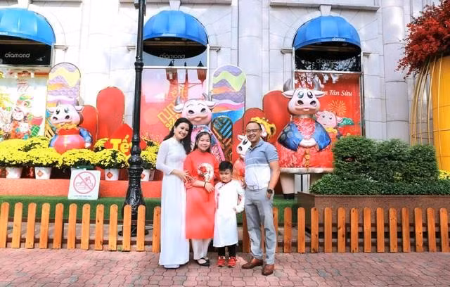 Hiện nay, nhiều gia đình trẻ cũng chọn trang phục áo dài truyền thống mỗi khi đi du lịch