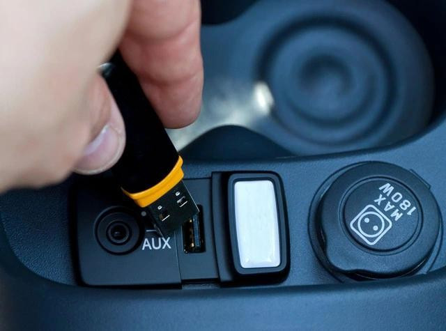 Người dùng cũng có thể cập nhật phần mềm cho ô tô nhờ vào cổng USB Người dùng cũng có thể cập nhật phần mềm cho ô tô nhờ vào cổng USB