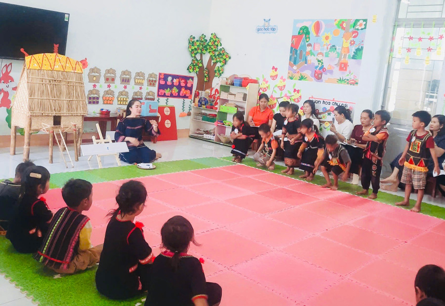 Trẻ mầm non Trường Mẫu giáo 1-6 (xã Kông Htok, huyện Chư Sê) hứng thú với các hoạt động phát triển ngôn ngữ. Ảnh:T.D. Trẻ mầm non Trường Mẫu giáo 1-6 (xã Kông Htok, huyện Chư Sê) hứng thú với các hoạt động phát triển ngôn ngữ. Ảnh:T.D.