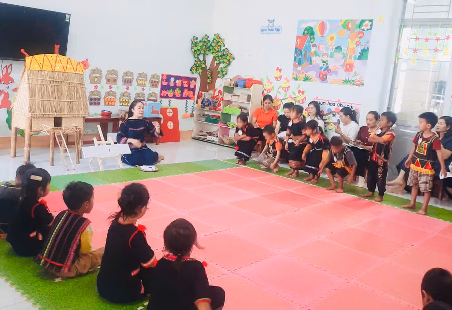 Trẻ mầm non Trường Mẫu giáo 1-6 (xã Kông Htok, huyện Chư Sê) hứng thú với các hoạt động phát triển ngôn ngữ. Ảnh:T.D.