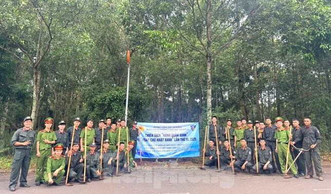 Cùng ngày, Đoàn Thanh niên Công an tỉnh Đắk Lắk tổ chức đồng loạt ra quân Ngày Chủ nhật xanh năm 2025 gắn với hoạt động bảo vệ môi trường, chăm sóc cây xanh; tu sửa, giữ cảnh quan đơn vị. Cùng ngày, Đoàn Thanh niên Công an tỉnh Đắk Lắk tổ chức đồng loạt ra quân Ngày Chủ nhật xanh năm 2025 gắn với hoạt động bảo vệ môi trường, chăm sóc cây xanh; tu sửa, giữ cảnh quan đơn vị.