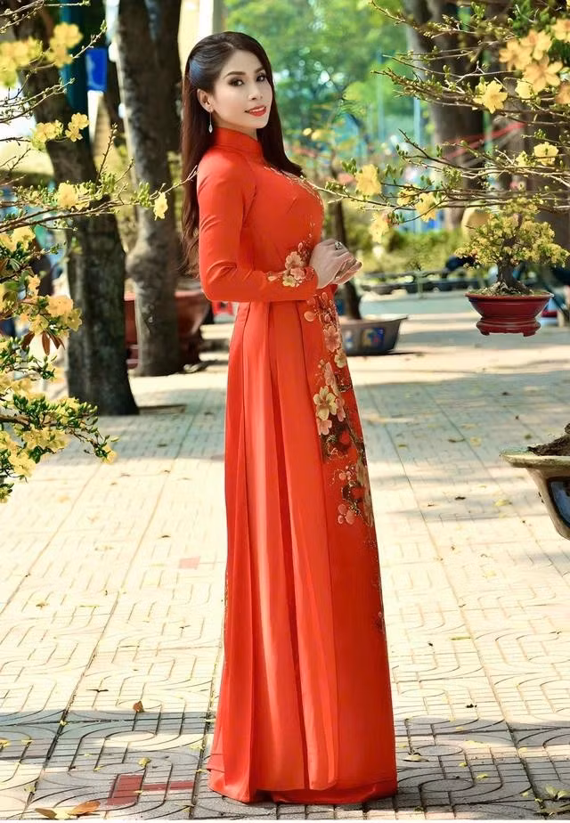 Diễn viên điện ảnh Lý Hương rất thích mặc áo dài mỗi khi đi dự sự kiện