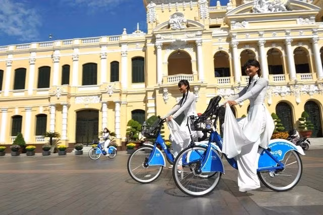 Nữ sinh TP.HCM duyên dáng trong tà áo dài trên phố