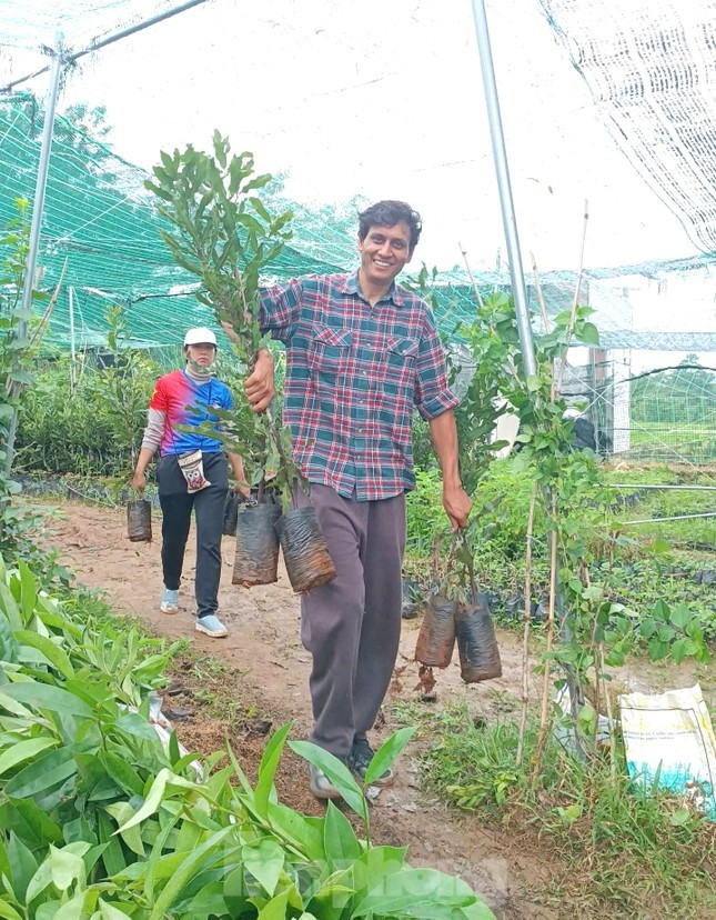 Các tình nguyện viên còn tham gia hoạt động trekking tìm hiểu mô hình vườn rừng và nhặt rác bảo vệ môi trường dọc đường đi. Các tình nguyện viên còn tham gia hoạt động trekking tìm hiểu mô hình vườn rừng và nhặt rác bảo vệ môi trường dọc đường đi.