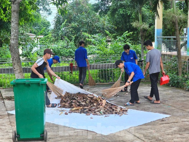 Các cấp tổ chức Đoàn trên địa bàn huyện dọn dẹp vệ sinh, phát quang bụi rậm; Lắp đặt bóng đèn năng lượng mặt trời; dọn dẹp và khai giảng Lớp bơi miễn phí cho các em thiếu nhi tại xã Ea Mnang... Các cấp tổ chức Đoàn trên địa bàn huyện dọn dẹp vệ sinh, phát quang bụi rậm; Lắp đặt bóng đèn năng lượng mặt trời; dọn dẹp và khai giảng Lớp bơi miễn phí cho các em thiếu nhi tại xã Ea Mnang...