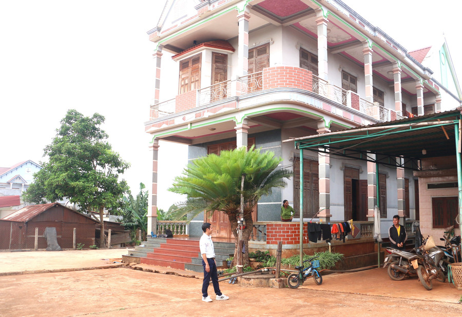 Nhờ thay đổi tư duy sản xuất, đời sống gia đình bà Đinh Bom đã thay đổi nhanh chóng với thu nhập hàng năm trên 500 triệu đồng. Ảnh: N.Q nho-thay-doi-tu-duy-san-xuat-doi-song-kinh-te-gia-dinh-ba-dinh-bom-da-thay-doi-nhanh-chong-voi-thu-nhap-hang-nam-tren-500-trieu-dong.jpg