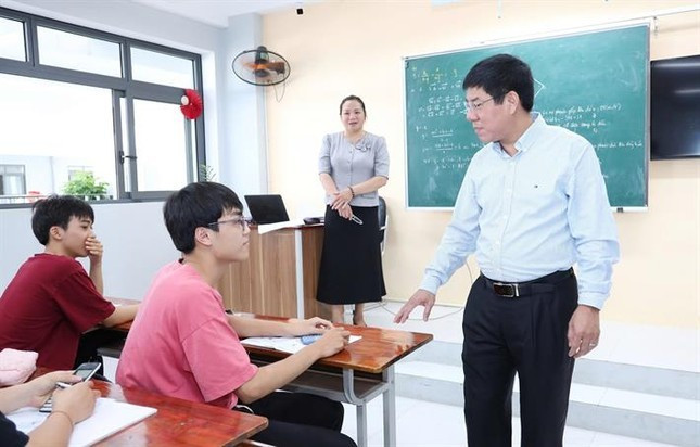 Cục trưởng Cục quản lý chất lượng, Bộ GD&ĐT Huỳnh Văn Chương động viên học sinh Tuyên Quang trước kỳ thi. Cục trưởng Cục quản lý chất lượng, Bộ GD&ĐT Huỳnh Văn Chương động viên học sinh Tuyên Quang trước kỳ thi.