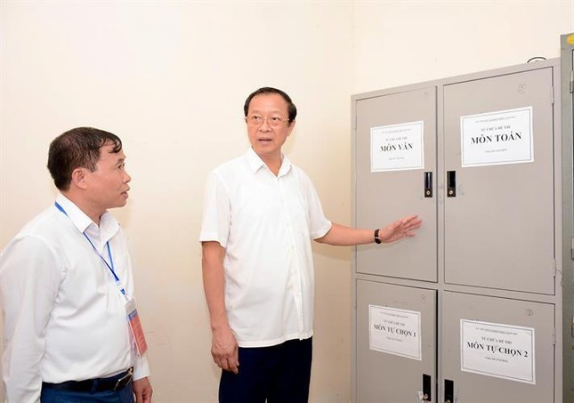 Thứ trưởng Bộ GD&ĐT Phạm Ngọc Thưởng kiểm tra tủ đựng đề thi, bài thi tại Bắc Ninh. Thứ trưởng Bộ GD&ĐT Phạm Ngọc Thưởng kiểm tra tủ đựng đề thi, bài thi tại Bắc Ninh.